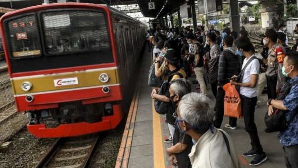 Antrian penumpang KRL di statsiun-1640949482