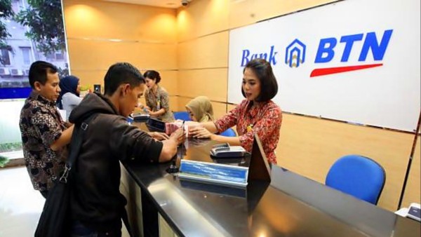 Karyawan BTN sedang melayani nasabah-1640327154
