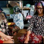 Ibu-ibu sedang memasak Gubal Sagu. (net)-1641542221