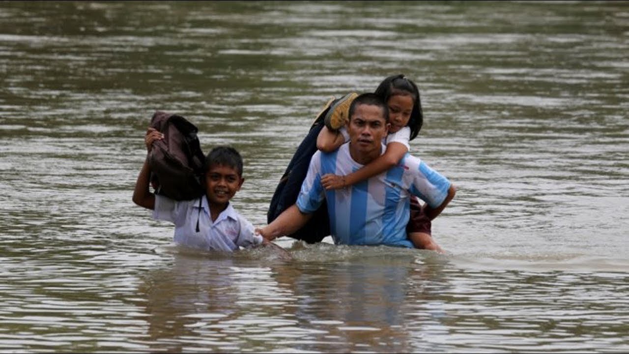 Ilustrasi siswa SD harus sebrangi sungai demi menuju sekolahnya/ist