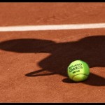 ilustrasi - Bola resmi turnamen tenis dengan bayang-bayang seorang pemain tenis diatas tanah. ANTARA/Shutterstock/pri.-1691724971