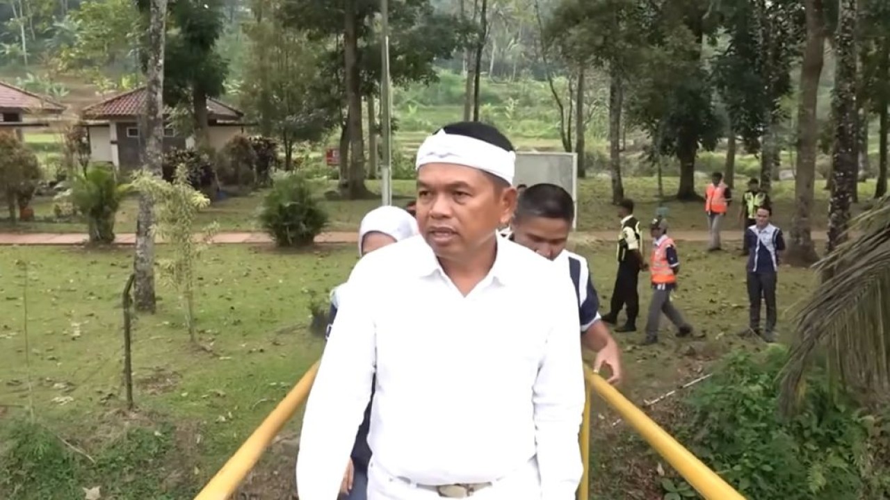 Gubernur Jawa Barat Dedi Mulyadi mengunjungi pabrik Aqua. (Foto: Tangkapan layar YouTube Kang Dedi Mulyadi Channel)