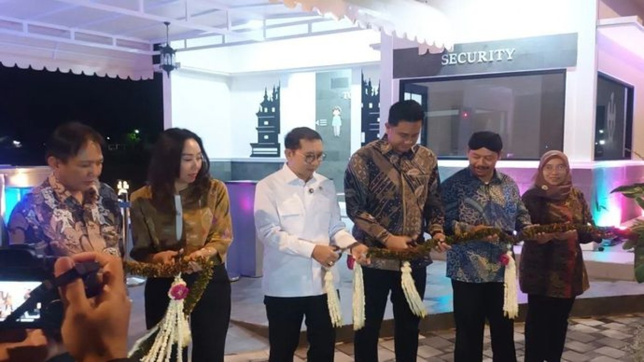 Menteri Kebudayaan Fadli Zon didampingi Kepala Museum dan Cagar Budaya (MCB) Indira Esti Nurjadin melakukan pemotongan bunga tali menandai peresmian penataan atau pembangunan kawasan Candi Plaosan di Prambanan, Klaten, Rabu, 21 Januari 2026. ANTARA/Victorianus Sat Pranyoto (Antara)