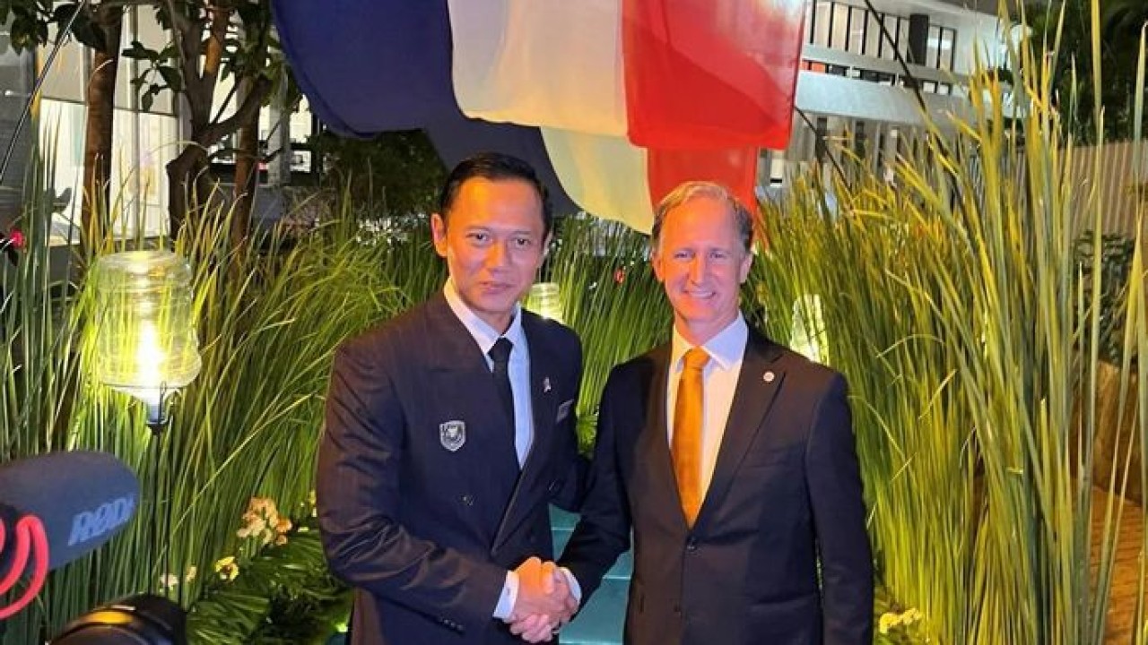 Menteri Koordinator Bidang Infrastruktur dan Pembangunan Kewilayahan Agus Harimurti Yudhoyono (kiri) bersama Duta Besar Belanda untuk Indonesia Marc Gerritsen usai membuka acara peringatan Hari Raja Belanda di Kedutaan Besar Belanda di Jakarta, Kamis malam 23 April 2026. (ANTARA/Nabil Ihsan) (Antara)