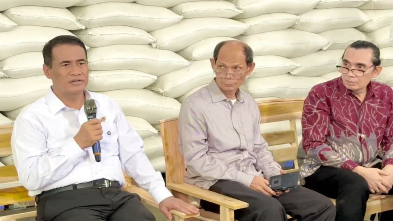 Menteri Pertanian (Mentan) Andi Amran Sulaiman (kiri). (Foto: Dok.Istimewa/Bakom RI)