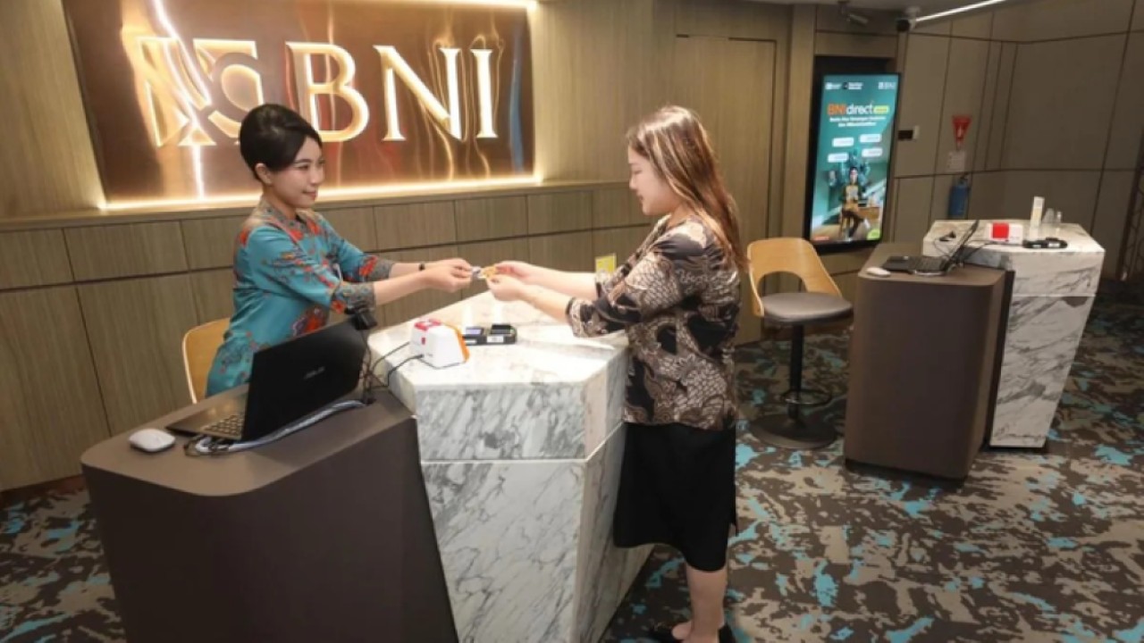 Ilustrasi - Petugas Bank Negara Indonesia (BNI) memberi layanan perbankan kepada nasabah. ANTARA/HO-BNI. (Antara)