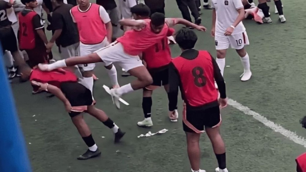 Seorang pemain melakukan tendangan kungfu ke arah pemain lawan/ist