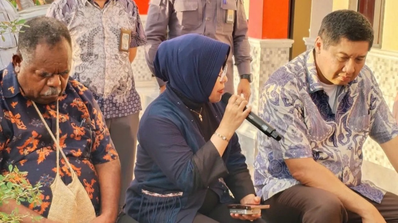Kepala Badan Pusat Statistik RI, Amalia Adininggar Widyasanti mendampingi Menteri PKP dan Gubernur Elisa Kambu saat meninjau pembangunan rumah subsidi di Kota Sorong, Minggu (26/4/2026). ANTARA/Yuvensius Lasa Banaganu. (Antara)