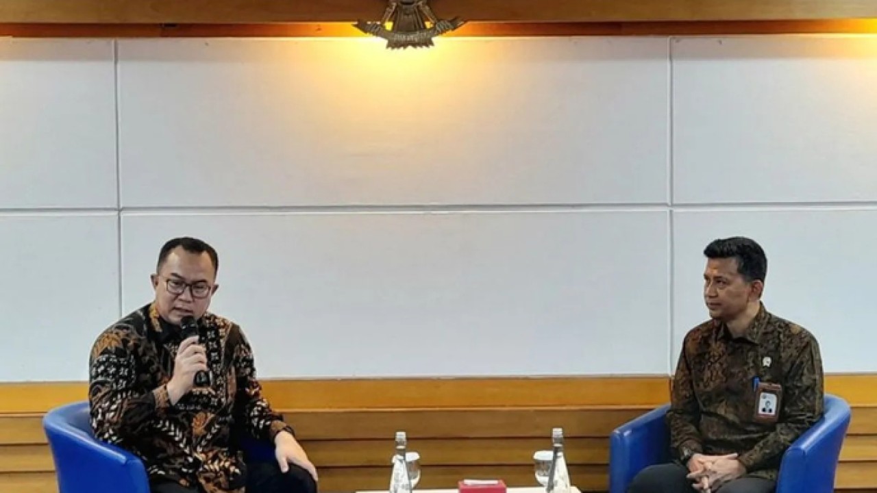 Kepala BRIN Arif Satria (kiri) dalam konferensi pers memperingati (Antara)
