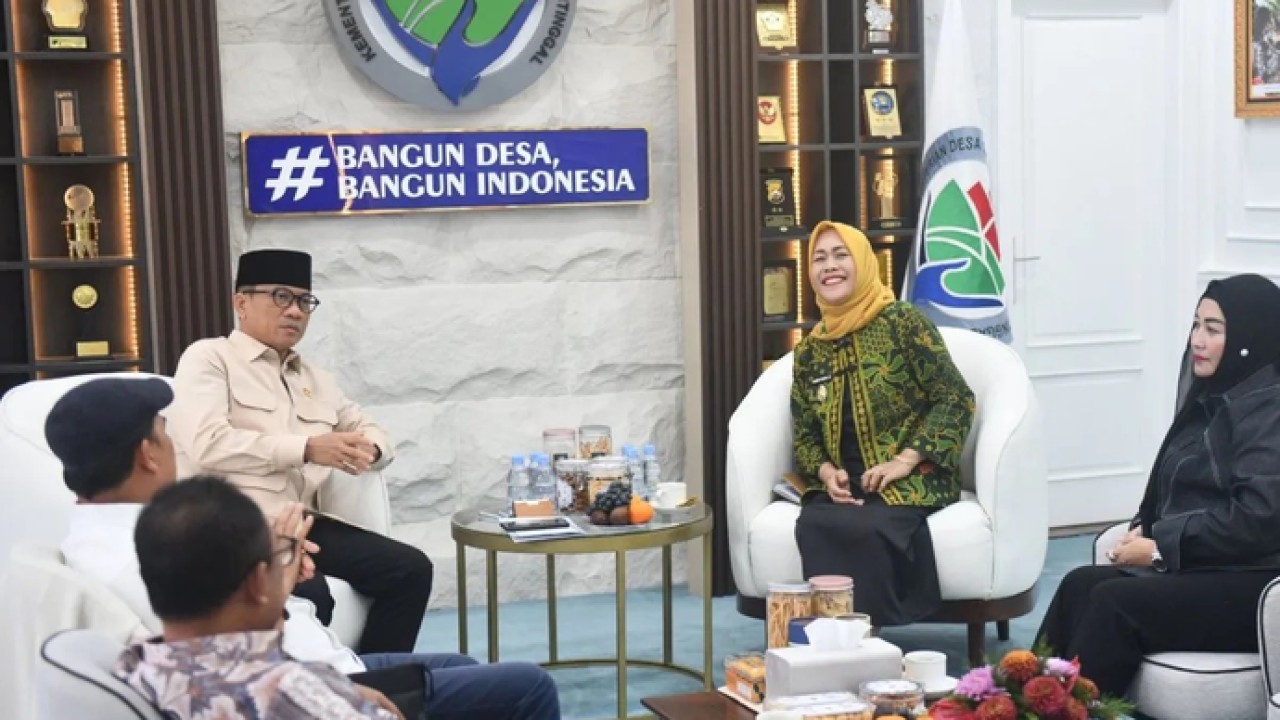 Menteri Desa dan Pembangunan Daerah Tertinggal (Mendes PDT) Yandri Susanto menerima audiensi Wakil Bupati Majene Andi Ritamariani di ruang kerjanya di Kantor Kemendes PDT, Jakarta, Kamis (9/4/2026). ANTARA/HO-Humas Kemendes PDT (Antara)