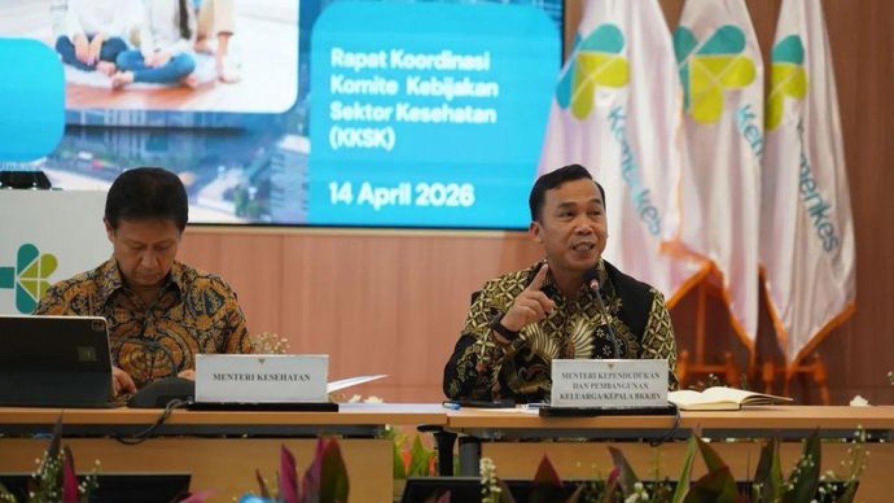 Mendukbangga/Kepala BKKBN Wihaji (kanan), Menteri Kesehatan Budi Gunadi Sadikin (kiri) dalam Forum Komite Kebijakan Sektor Kesehatan (KKSK) Triwulan I di Jakarta pada Rabu (15/4/2026). ANTARA/HO-Kemendukbangga/BKKBN. (Antara)