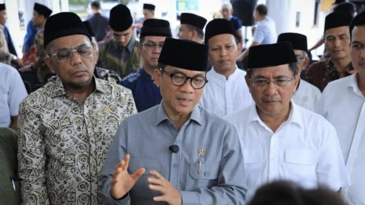 Menteri Desa dan Pembangunan Daerah Tertinggal (Mendes PDT) Yandri Susanto mengunjungi salah satu Satuan Pelayanan Pemenuhan Gizi (SPPG) di Kabupaten Padang Pariaman, Jumat (3/4/2026). ANTARA/HO-Humas Kemendes PDT. (Antara)