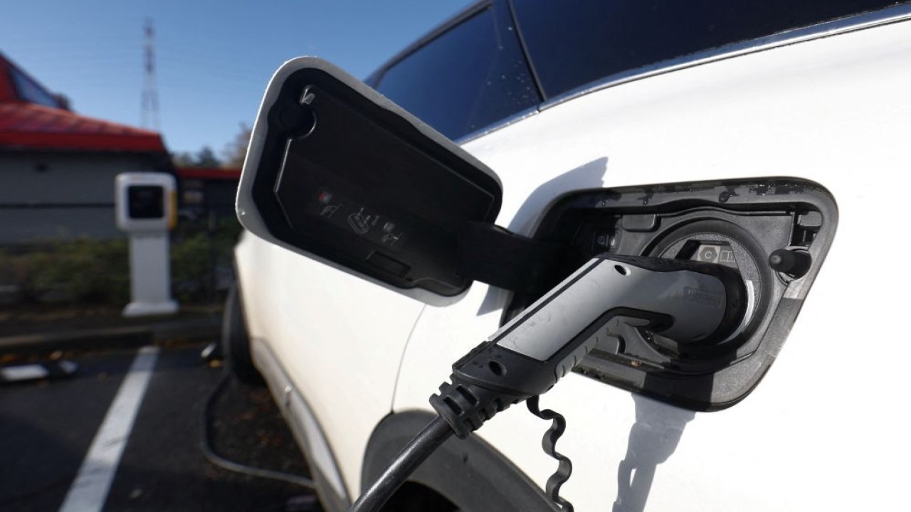 Ilustrasi. Kendaraan listrik sedang melakukan pengisian daya. (Foto: Reuters)