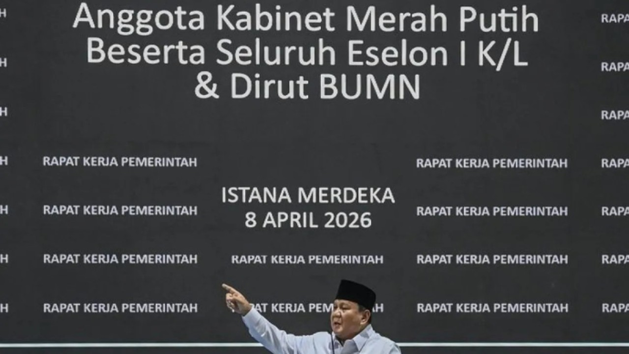 Presiden Prabowo Subianto memberi taklimat saat Rapat Kerja Pemerintah dengan Kabinet Merah Putih berserta seluruh Eselon I K/L dan Dirut BUMN di Kompleks Istana Kepresidenan, Jakarta, Rabu (8/4/2026). Presiden menyampaikan bahwa rapat ini menjadi mo (Antara)