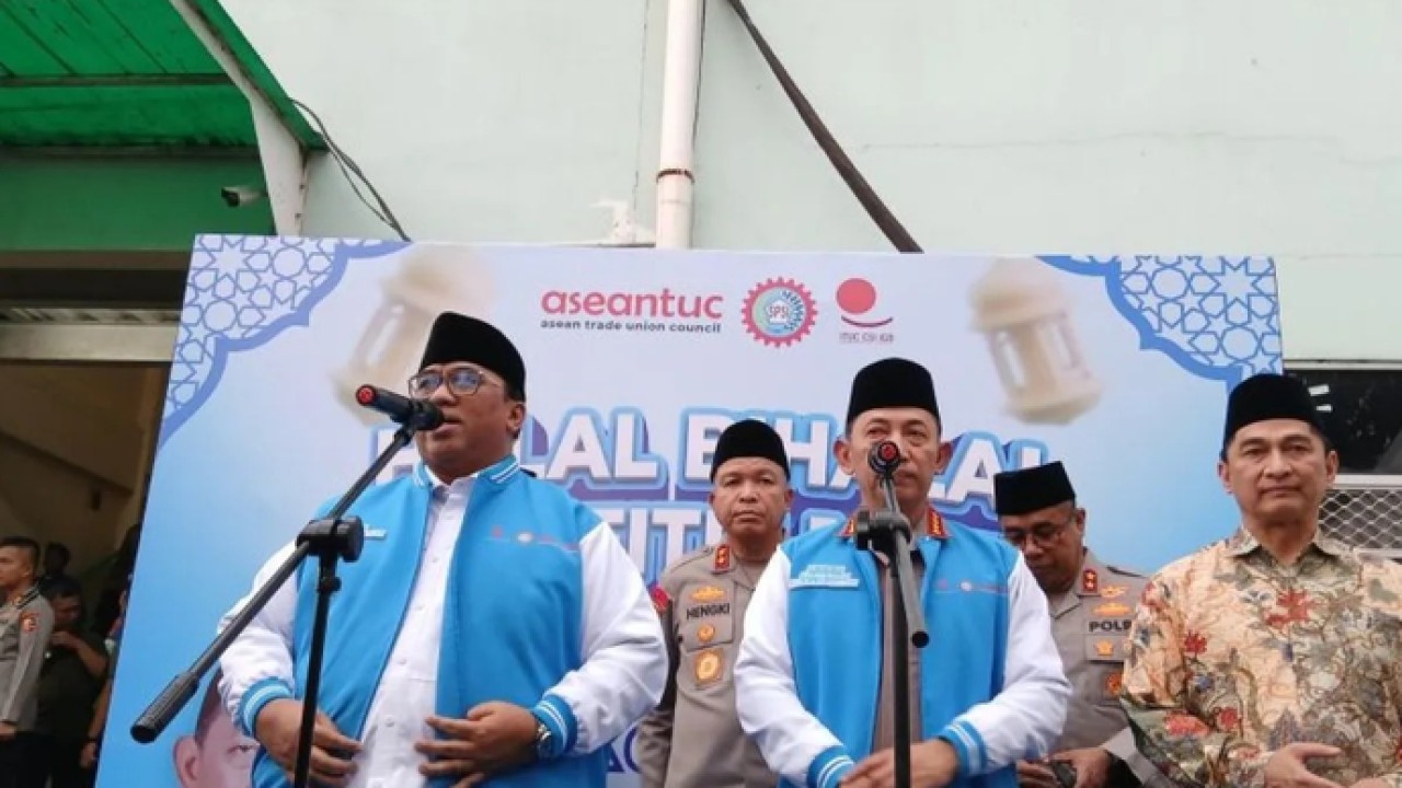 Presiden Konfederasi Serikat Pekerja Seluruh Indonesia (KSPSI), Andi Gani Nena Wea didampingi Kapolri Jenderal Polisi Listyo Sigit Prabowo menyampaikan keterangan pers usai menghadiri agenda Halal Bihalal Buruh di Tangerang, Selasa (14/4/2026). ANTARA/Azmi Samsul M (Antara)