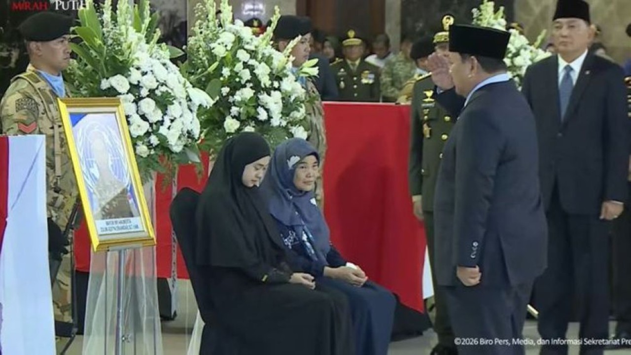 Presiden Prabowo Subianto memberikan penghormatan kepada ketiga jenazah prajurit TNI yang gugur di Lebanon. (Foto: YouTube Sekretariat Presiden)