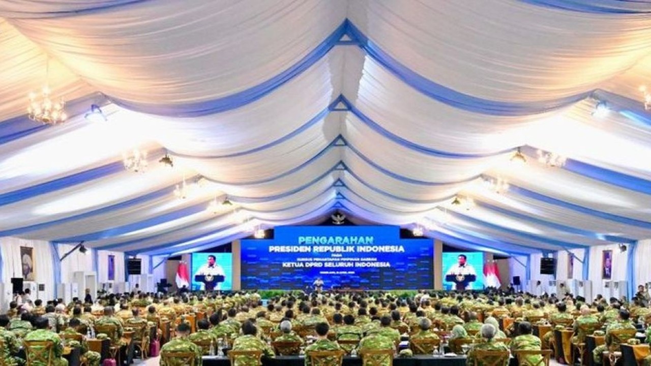Presiden Prabowo Subianto menyampaikan pengarahan pada Ketua DPRD seluruh Indonesia. (Foto: Sekretariat Presiden)