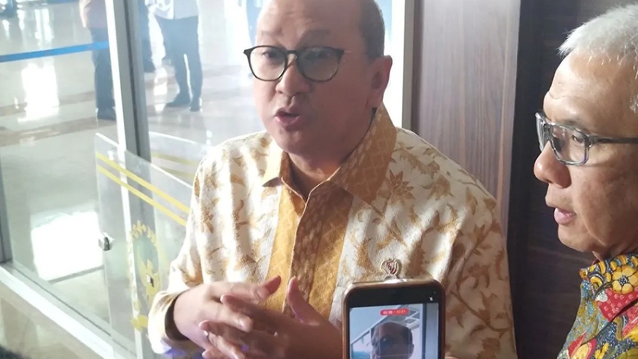 Menteri Investasi dan Hilirisasi/Kepala BKPM Rosan Roeslani memberikan keterangan kepada perd usai Rapat Kerja dengan Komisi XII DPR RI di Kompleks Parlemen, Senayan, Jakarta, Senin (13/4/2026). (ANTARA/Aria Ananda) (Antara)