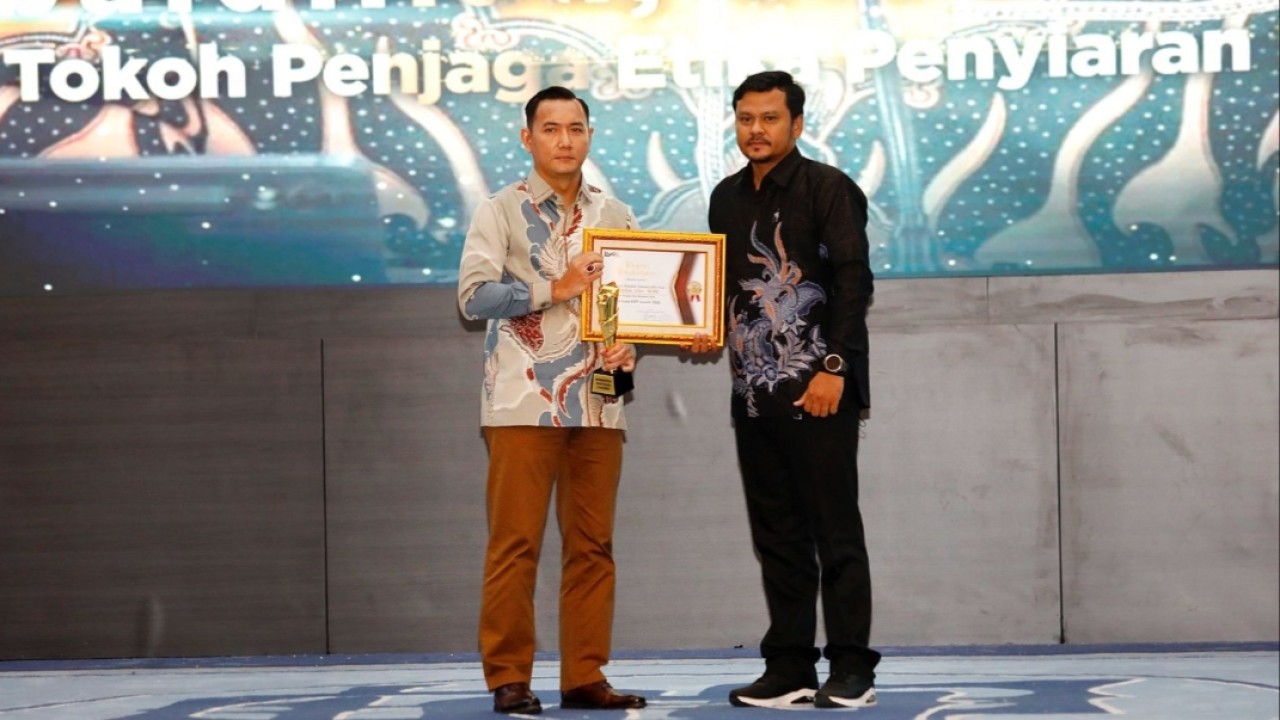 Ketua Komisi Penyiaran Indonesia (KPI) Pusat Ubaidillah dianugerahi penghargaan sebagai Tokoh Penjaga Penyiaran Etika Publik dalam ajang Kordinatoriat Wartawan Parlemen (KWP Awards) 2026. (Istimewa)