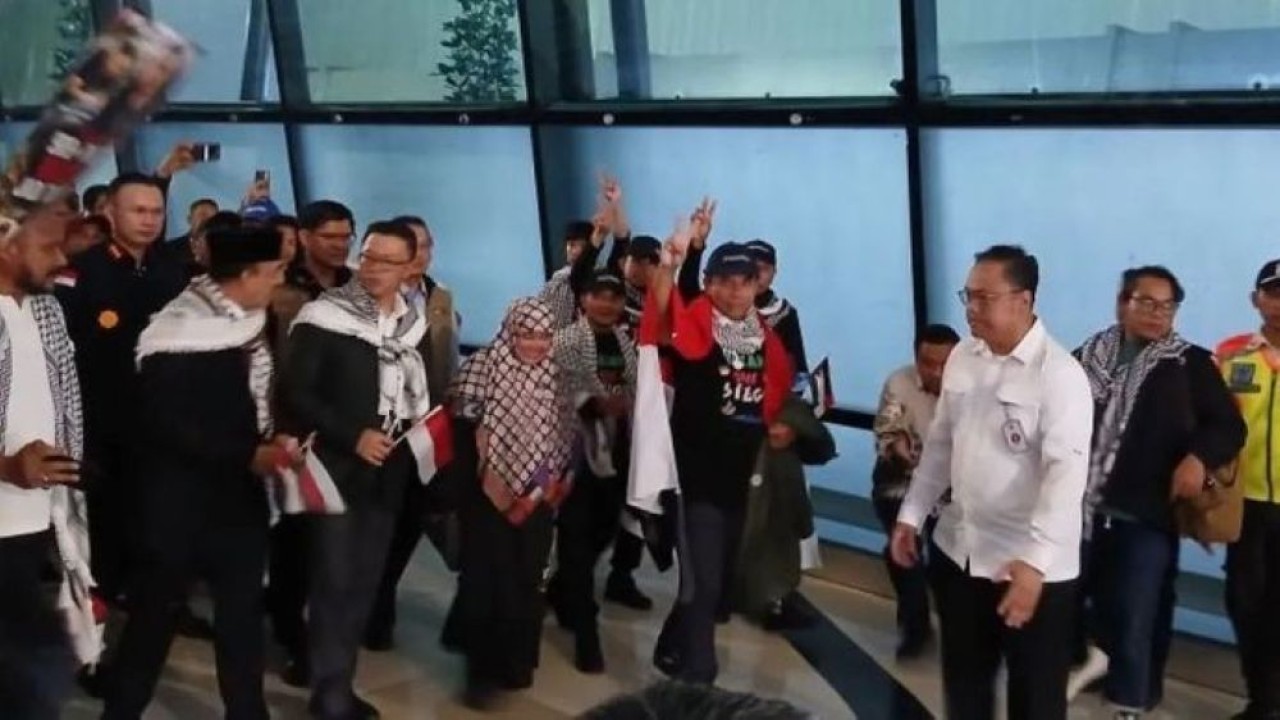 Menteri Luar Negeri (Menlu) Sugiono menjemput kepulangan 9 WNI yang menjadi korban penahanan Zionis Israel di Bandara Soekarno-Hatta, Tangerang, Banten, pada Minggu sore, 24 Mei 2026. (Foto: Antara/Azmi Samsul M)