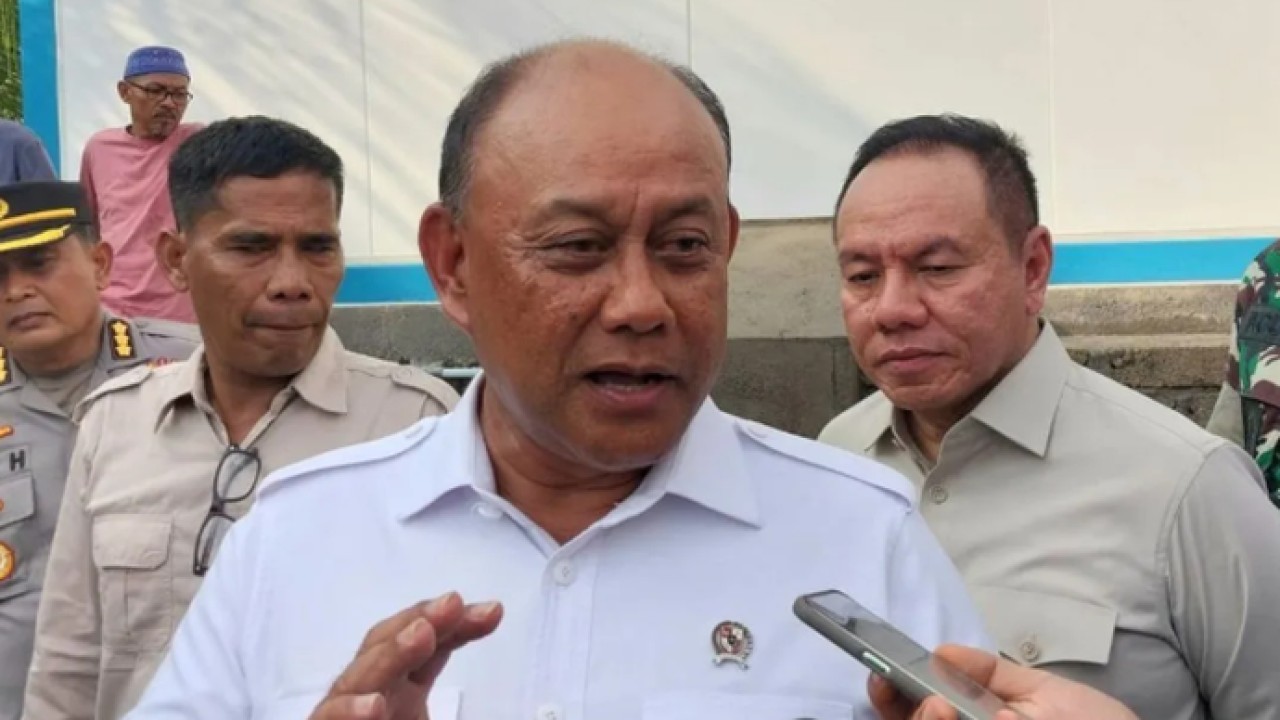 Kepala Badan Gizi Nasional (BGN) Dadan Hindayana dikonfirmasi wartawan usai meluncurkan Satuan Pelayanan Pemenuhan Gizi (SPPG) modular yang di bangun PT Krakatau Stell untuk daerah 3T di Desa Genggelang, Kecamatan Gangga Kabupaten Lombok Utara, Nusa Tenggara Barat (NTB) Selasa (12/5/2026). ANTARA/Nur Imansyah. (Antara)