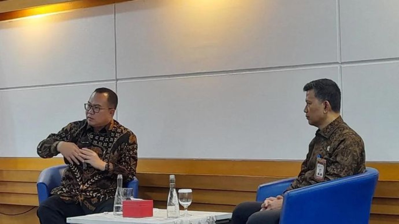Kepala BRIN Arif Satria (kiri) dalam konferensi pers bersama media di Jakarta pada Selasa (28/4/2026). ANTARA/Lintang Budiyanti Prameswari (Antara)