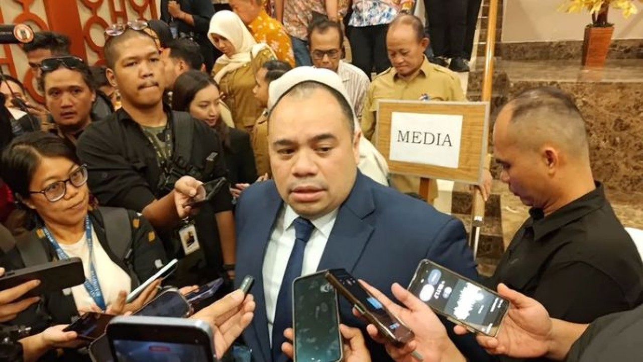 Chief Investment Officer (CIO) Badan Pengelola Investasi (BPI) Daya Anagata Nusantara (Danantara) Pandu Sjahrir memberikan keterangan kepada wartawan usai menghadiri penandatanganan kesepakatan percepatan pembangunan pengolahan sampah menjadi energi listrik (PSEL) di Jakarta, Senin 11 Mei 2026. (ANTARA/Aria Ananda) (Antara)