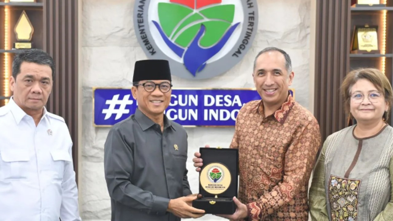 Menteri Desa dan Pembangunan Daerah Tertinggal (Mendes PDT) Yandri Susanto dan Wakil Menteri Desa (Wamendes) PDT Ahmad Riza Patria menerima audiensi dari ADB Indonesia Resident Mission di Kantor Kemendes, Jakarta, Rabu (6/5/2026). ANTARA/HO-Humas Kem (Antara)