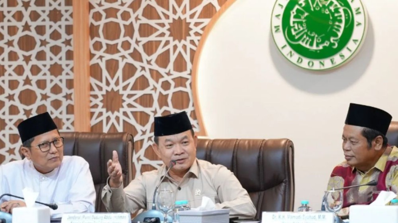 Kepala Staf Kepresidenan Jenderal TNI (Purn) Dudung Abdurachman (tengah) saat mengunjungi Kantor Majelis Ulama Indonesia (MUI) di Jakarta Pusat, Rabu (6/5/2026). (Foto: ANTARA/HO-BPMI Sekretariat Presiden)