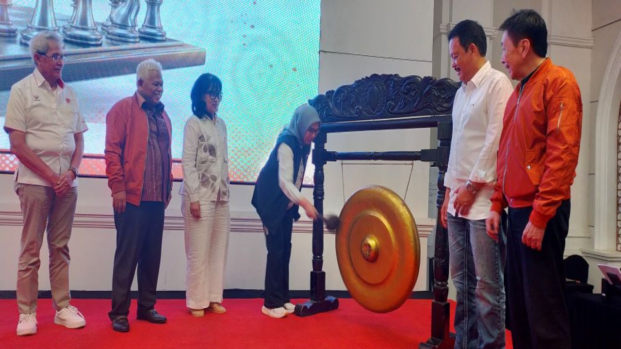 Sekretaris Deputi III, Setiyana Djafar mewakili Menpora Erick Thohir memukul gong tanda dimulainya turnamen JAPFA FIDE Rated V 2026