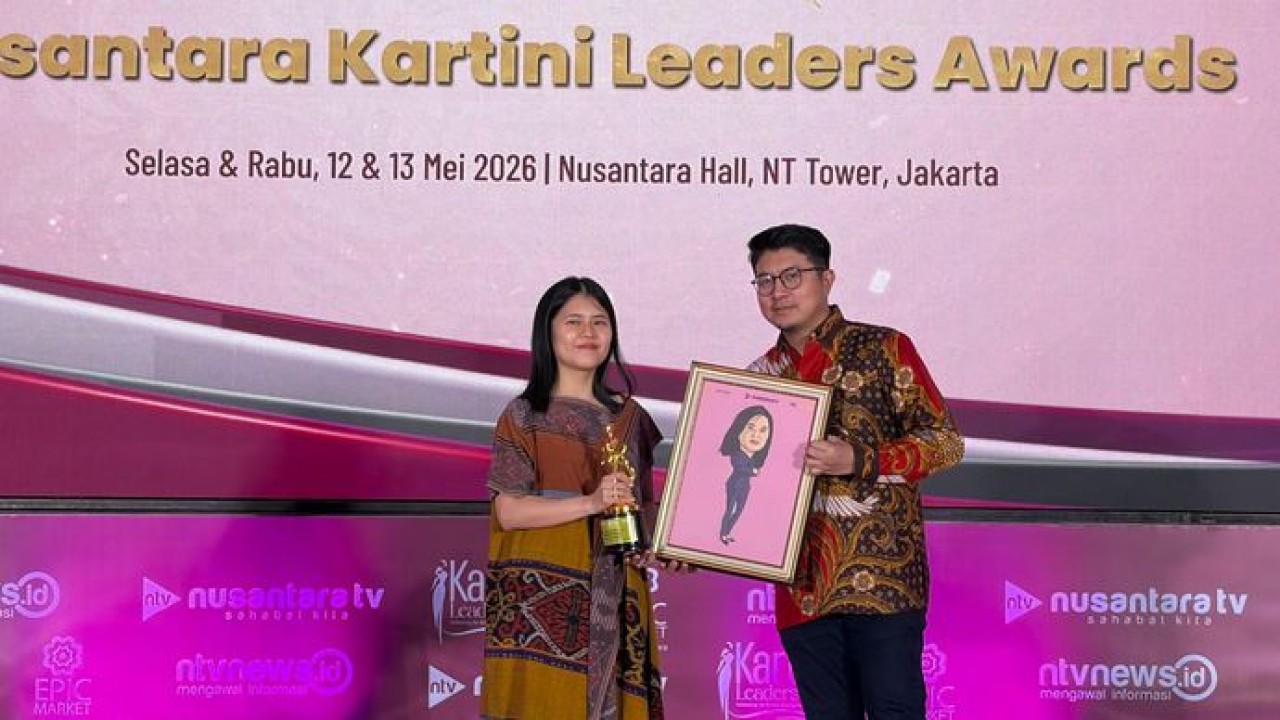 Magdalena Veronika menerima penghargaan Strategic Influence Nusantara Kartini Leaders Awards yang diserahkan Pemimpin Redaksi Nusantara TV Abraham Silaban. (Ntvnews)