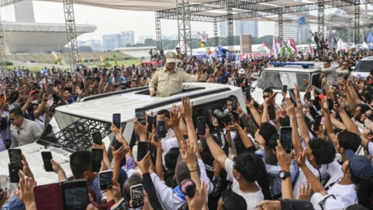Presiden Prabowo Subianto (tengah) tiba di kawasan Monumen Nasional (Monas) untuk mengikuti peringatan Hari Buruh Internasional atau May Day 2026 di Jakarta, Jumat (1/5/2026). Dalam May Day 2026 para buruh menuntut adanya pengesahan RUU Ketenagakerja (Antara)
