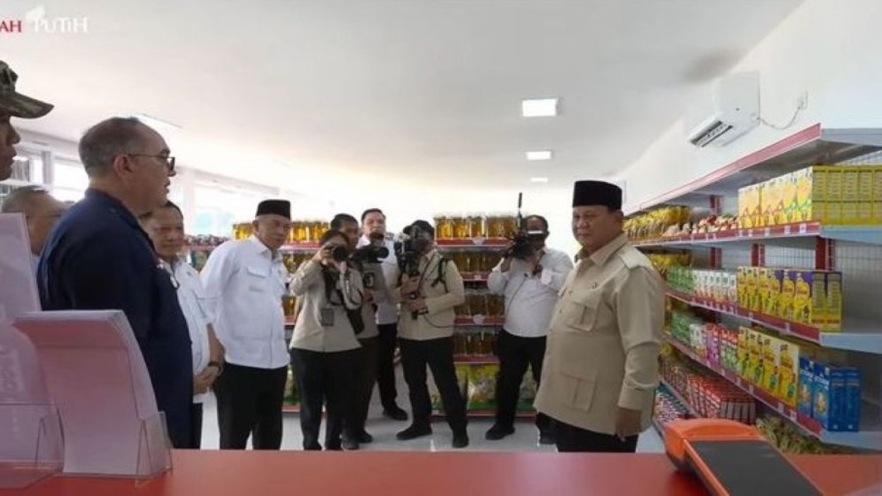 Presiden Prabowo Subianto meninjau gerai Koperasi Desa Merah Putih (KDMP) di Desa Nganjuk. (Foto: Istimewa)