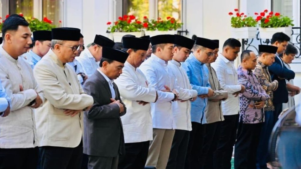 Presiden Prabowo Subianto melaksanakan salat Iduladha 1447 H bersama Diaspora Indonesia di Paris, Prancis, Rabu (27/5/2026) waktu setempat. (Foto: BPMI Setpres/Laily Rachev)