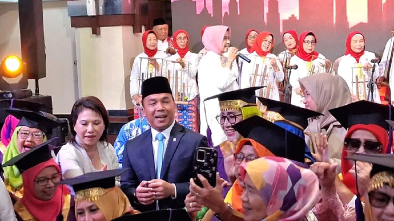 Mendukbangga/Kepala BKKBN Wihaji (mengenakan jas) berfoto bersama para wisudawan Sekolah Lansia dalam rangka memperingati Hari Lanjut Usia Nasional (HLUN) ke-30 di Jakarta, Selasa (9/6/2026). ANTARA/Lintang Budiyanti Prameswari. (Antara)
