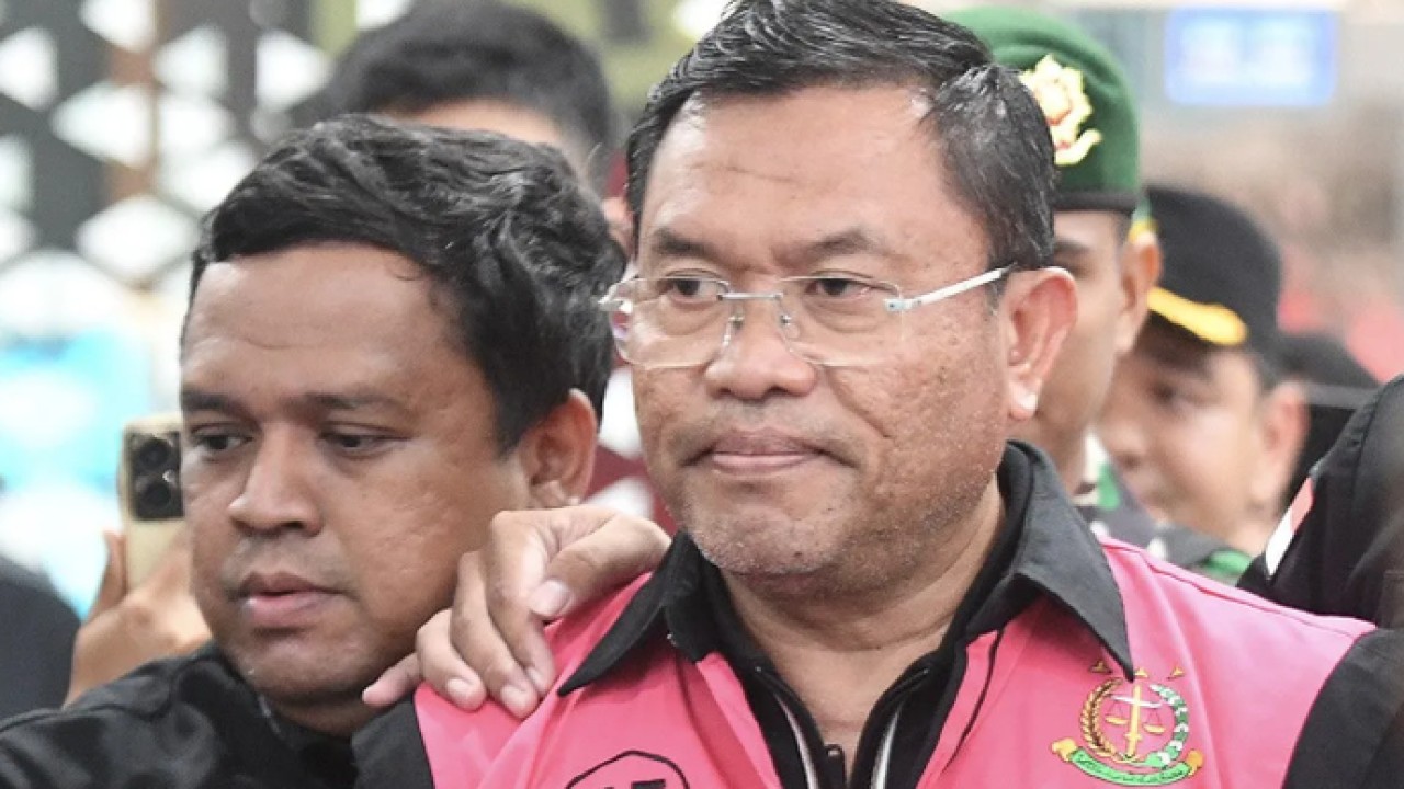 Tersangka dugaan tindak pidana korupsi tata kelola program Makan Bergizi Gratis (MBG) pada Badan Gizi Nasional (BGN) Sony Sonjaya (kanan) berjalan memasuki mobil tahanan di Kejaksaan Agung, Jakarta, Rabu (3/6/2026). Kejaksaan Agung menetapkan mantan Kepala BGN Dadan Hindayana, dan dua mantan Wakil Kepala BGN yakni Sony Sonjaya dan Lodewyk Pusung sebagai tersangka dugaan tindak pidana korupsi tata kelola program MBG pada BGN tahun 2025-2026. ANTARA FOTO/M Risyal Hidayat/agr. (Antara)