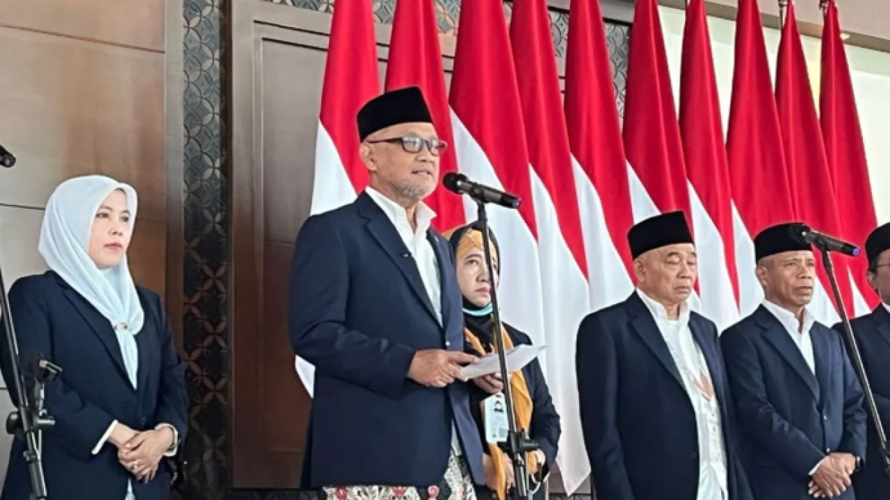 Menteri Haji dan Umrah Mochamad Irfan Yusuf memimpin konferensi pers kepulangan Amirul Hajj di Bandara Soekarno Hatta, Banten, Senin (8/6/2026). ANTARA/Asep Firmansyah (Antara)