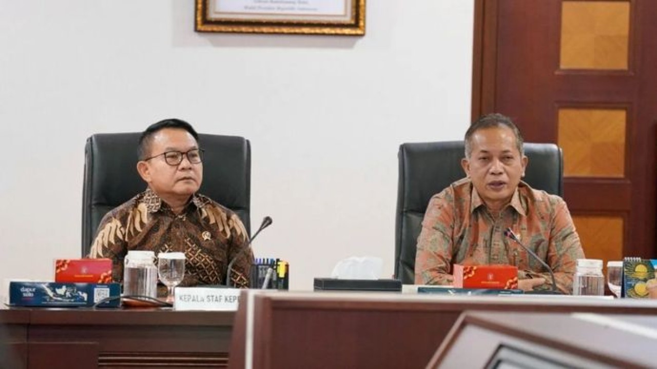 Kepala Staf Kepresidenan Dudung Abdurachman (kiri) memimpin rapat koordinasi dan evaluasi Koperasi Desa Kelurahan Merah Putih bersama Menteri Koperasi Ferry Joko Juliantono (kanan) di Kantor Staf Presiden, Bina Graha, Istana Kepresidenan RI, Jakarta, Jumat, 26 Juni 2026. (Antara)