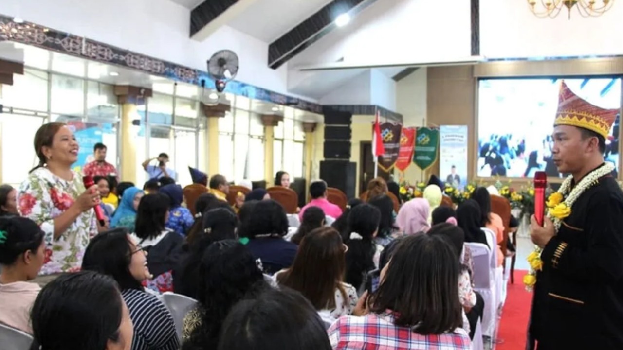 Mendukbangga/Kepala BKKBN Wihaji (kanan) berdialog dengan salah satu kader Tim Pendamping Keluarga (TPK) di Kabupaten Dairi, Sumatra Utara, Kamis (4/6/2026). ANTARA/HO-Kemendukbangga/BKKBN. (Antara)