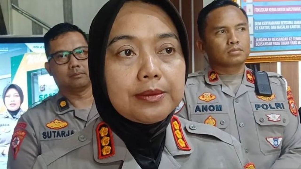Kepala Polresta Cirebon Kombes Pol Sumarni (tengah) memberikan keterangan di Cirebon, Jawa Barat, Senin (6/10/2025). (ANTARA)