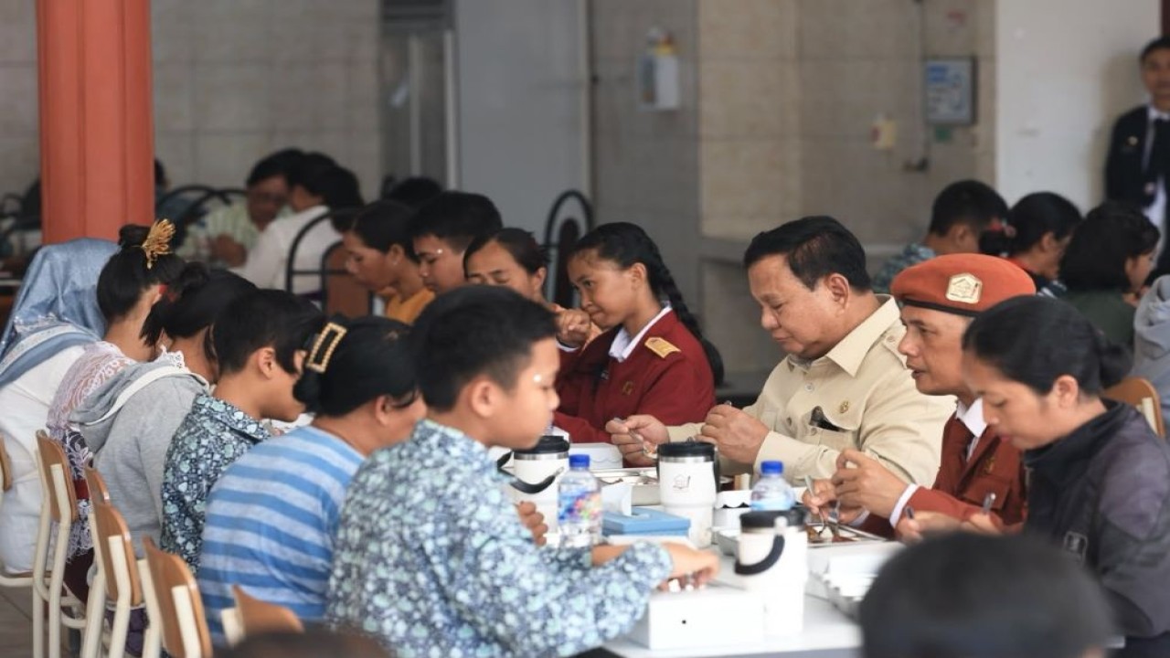 Presiden Prabowo Subianto duduk di tengah-tengah ruang makan bersama para pelajar Sekolah Rakyat Menengah Pertama (SRMP) 17 Tabanan, Bali, untuk makan siang bersama dengan menu spesial Makan Bergizi Gratis (MBG). (Foto: Dok/Istimewa/Bakom RI)