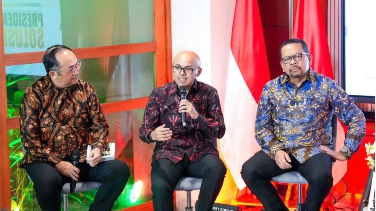 Asisten Khusus Presiden dan Kepala Bakom saat peluncuran buku "Presiden Solusi". (Foto: ANTARA)