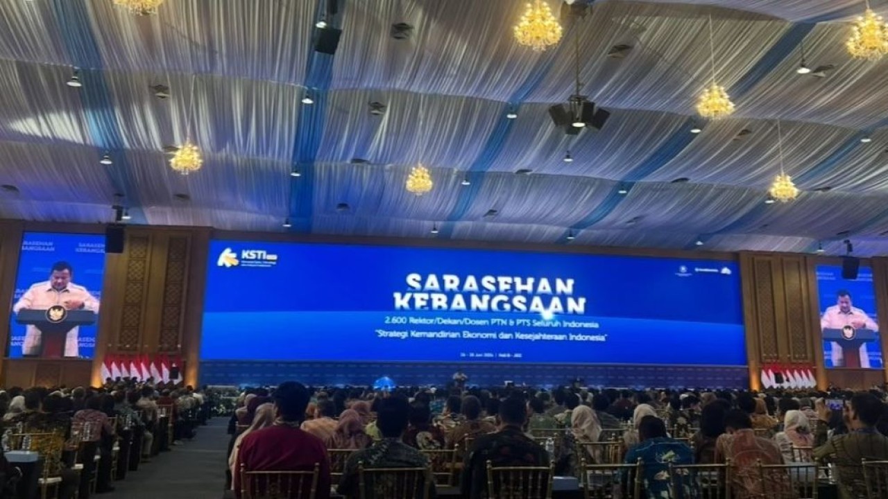 Presiden Prabowo Subianto saat menghadiri acara Konvensi, Sains, Teknologi, dan Industri (KSTI) Indonesia 2026 dalam Sarasehan Kebangsaan yang diikuti sekitar 2.600 rektor, dekan, dan dosen perguruan tinggi negeri maupun swasta dari seluruh Indonesia di Jakarta International Convention Center (JICC), Jakarta, Jumat, 26 Juni 2026. (Foto: NTVnews)