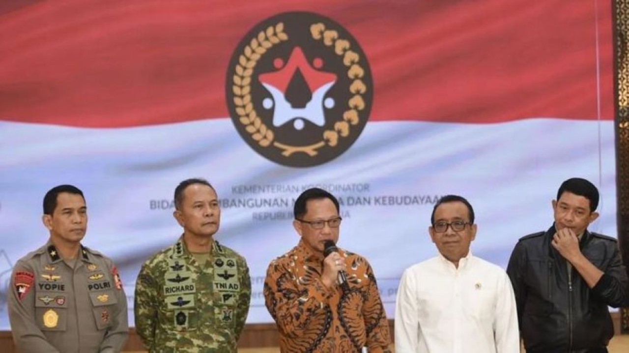 Menko Bidang Pembangunan Manusia dan Kebudayaan (PMK) Pratikno (kedua kanan) mendampingi Mendagri Tito Karnavian (tengah), Kepala Badan Nasional Penanggulangan Bencana (BNPB) Letjen TNI Suharyanto (kanan), Kasum TNI Letjen TNI Richard Taruli H. Tampubolon (kedua kiri), dan anggota satgas Brigjen Pol Yoppie Indra Prasetya (kiri). (Foto: Antara)