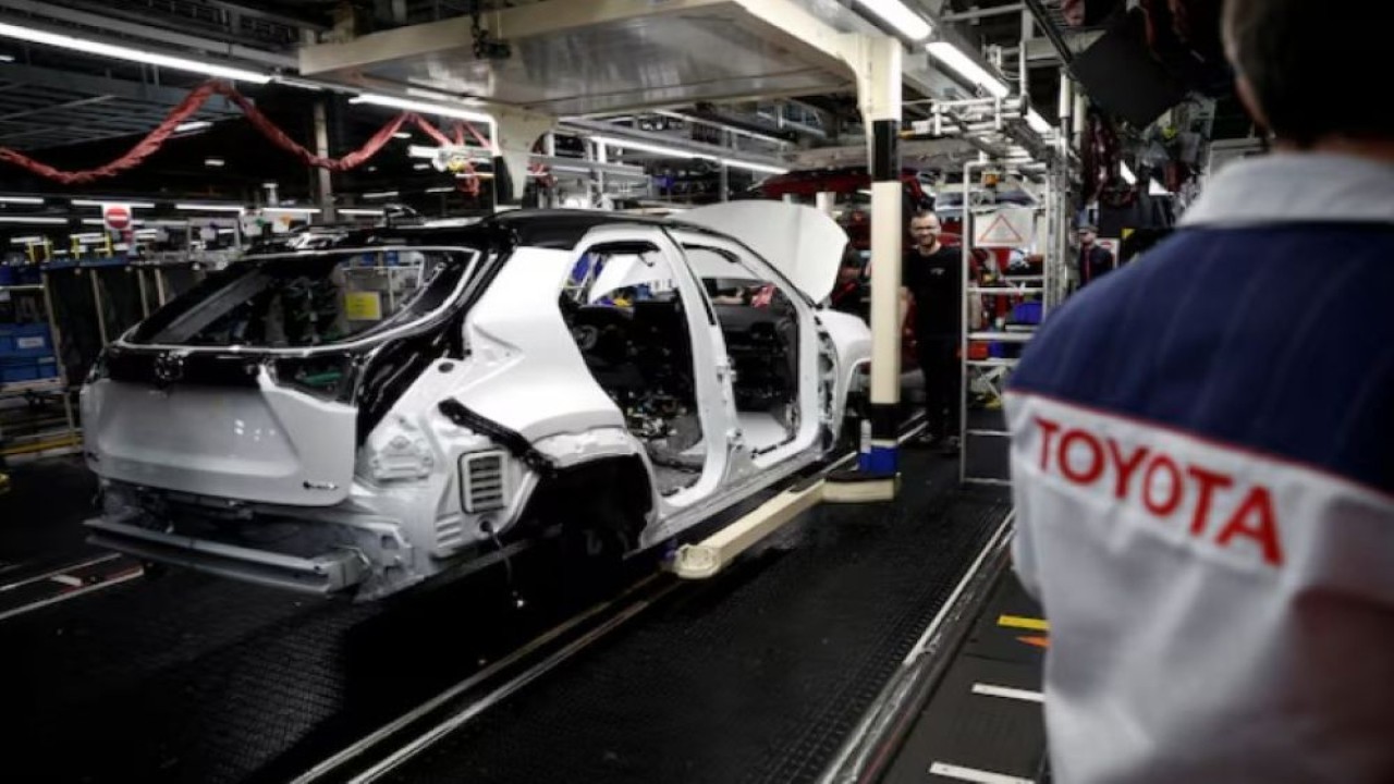 Karyawan bekerja di jalur perakitan mobil Yaris Cross di pabrik Toyota Motor Manufacturing France (TMMF) di Onnaing dekat Valenciennes, Prancis, 4 April 2024. (Foto: Dok/Benoit Tessier/Reuters)