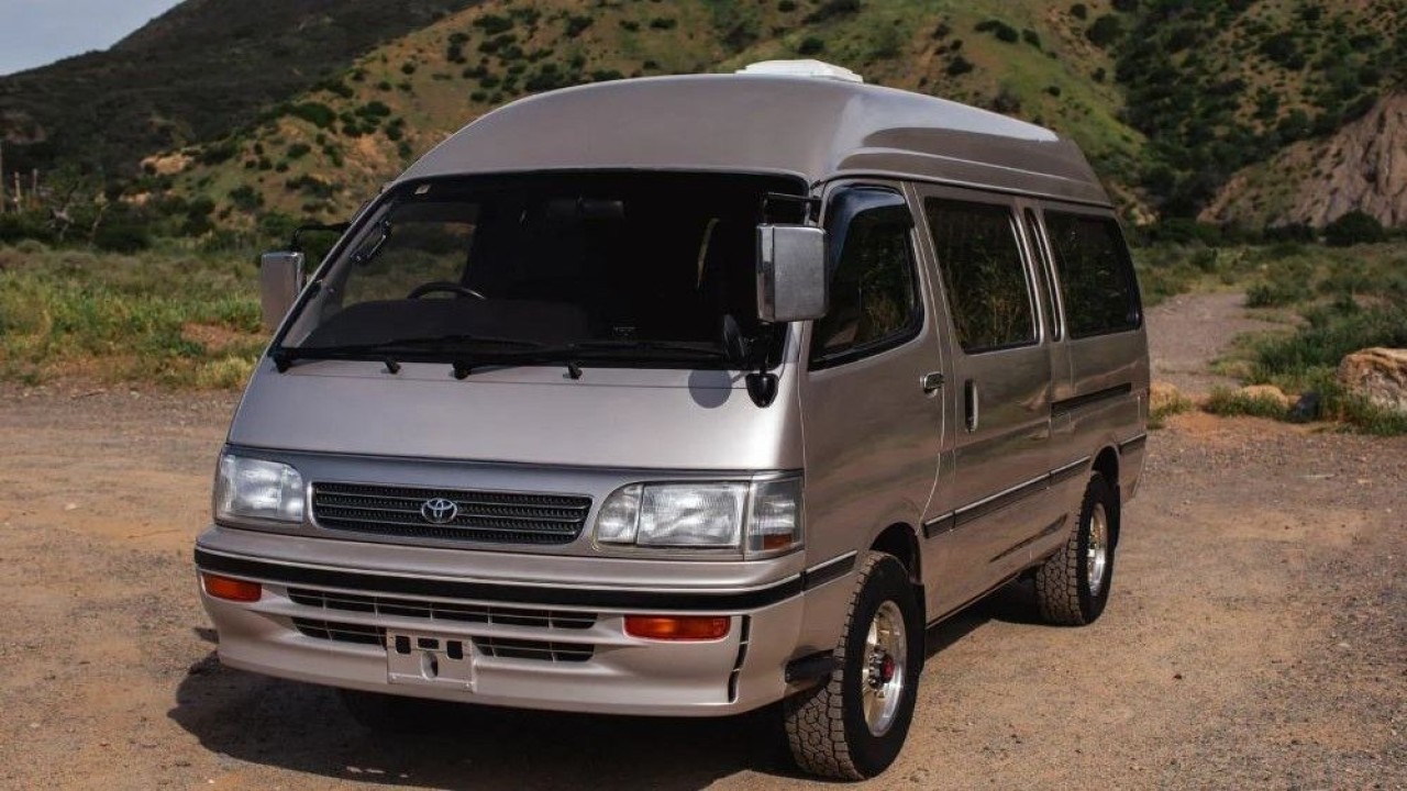 Toyota HiAce Grand Cabin tahun 1994 ini menarik perhatian karena memiliki fitur yang jarang ditemukan pada kendaraan sejenis. (Foto: Istimewa via Carscoops)