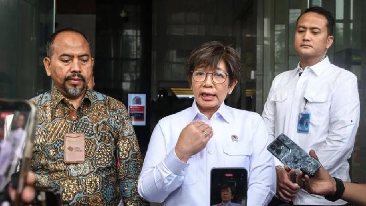 Wakil Kepala Badan Gizi Nasional Agustina Arumsari (tengah) dan Deputi Bidang Pencegahan dan Monitoring KPK Aminudin (kiri) menyampaikan keterangan usai melakukan audiensi di Gedung Merah Putih KPK, Jakarta, Selasa, 7 Juli 2026. KPK menerima audiensi Badan Gizi Nasional yang membahas pengawasan dan pencegahan korupsi dalam pelaksanaan program Makan Bergizi Gratis (MBG (Antara)