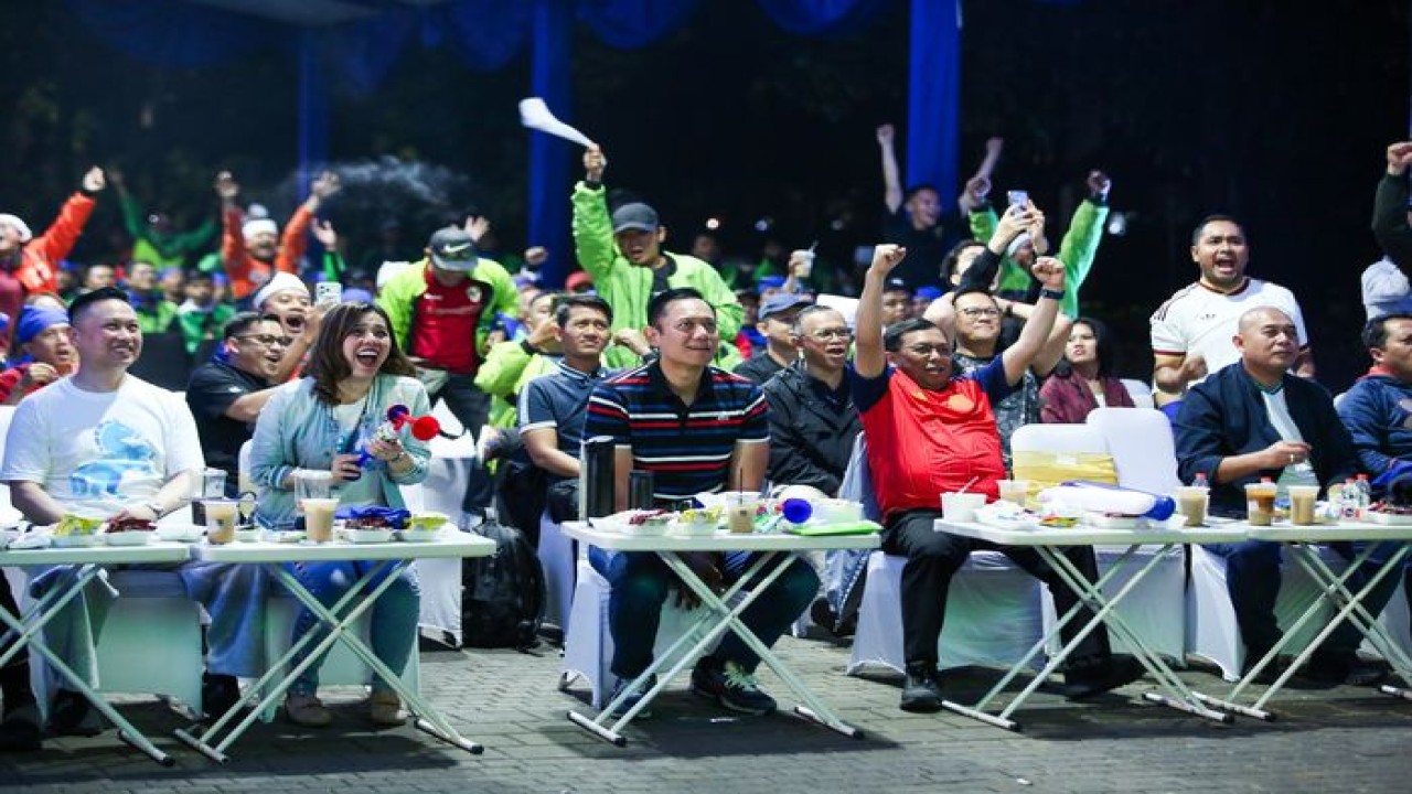 Ketua Umum Partai Demokrat Agus Harimurti Yudhoyono (AHY) saat nobar Piala Dunia 2026 dengan driver ojol.