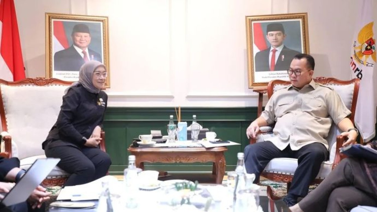Menteri Pendayagunaan Aparatur Negara dan Reformasi Birokrasi (PANRB) Rini Widyantini (kiri) menerima audiensi Kepala BRIN Arif Satria di Gedung Kementerian PANRB di Jakarta, Selasa, 14 Juli 2026. (Antara)