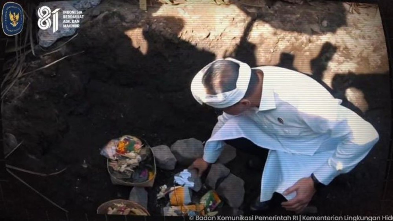 Peninjauan pengelolaan sampah sebagai bagian dari percepatan pembangunan Pengolah Sampah menjadi Energi Listrik (PSEL) untuk mendukung pengelolaan sampah berkelanjutan dan penyediaan energi bersih. Foto: Badan Komunikasi Pemerintah RI/Kementerian Lin (Bakom RI)
